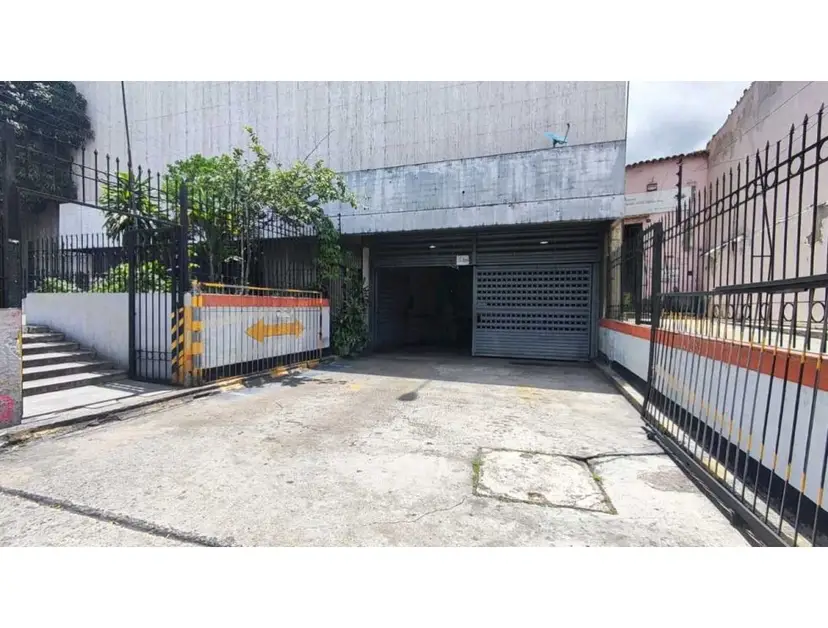 Se vende estacionamiento 1850m2 Catia 2782