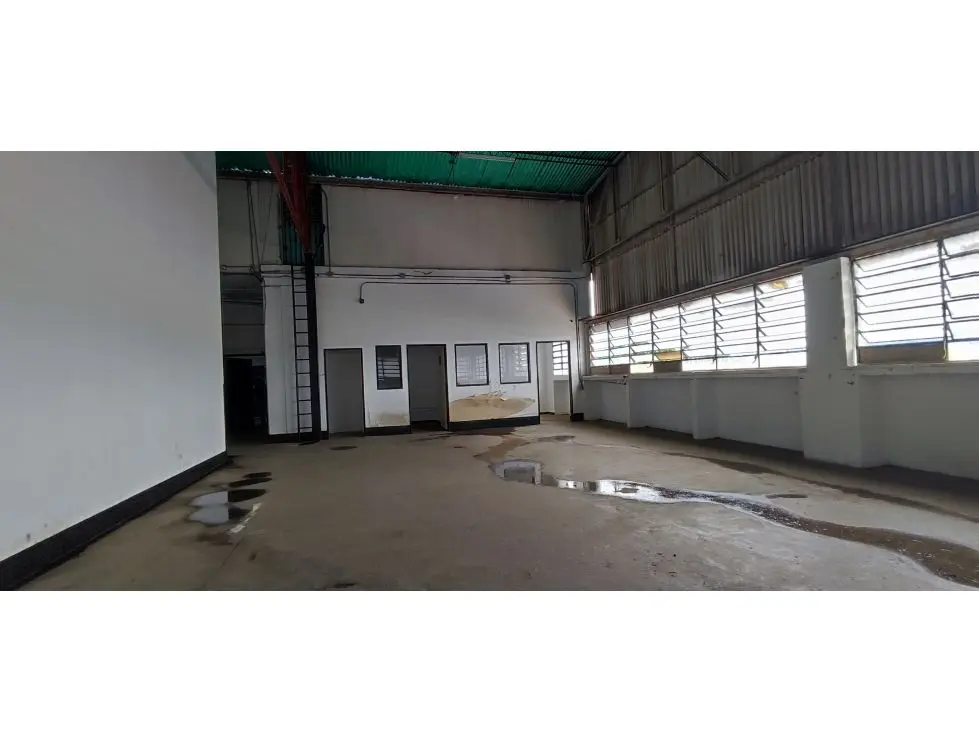 Alquilo piso industrial 755m2 Boleíta Norte 6563 - 2