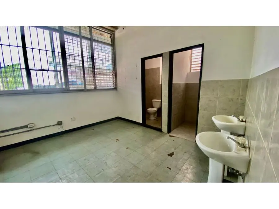 VENTA DE EDIFICIO INDUSTRIAL EN LA URBINA 3.820 M2 - 9