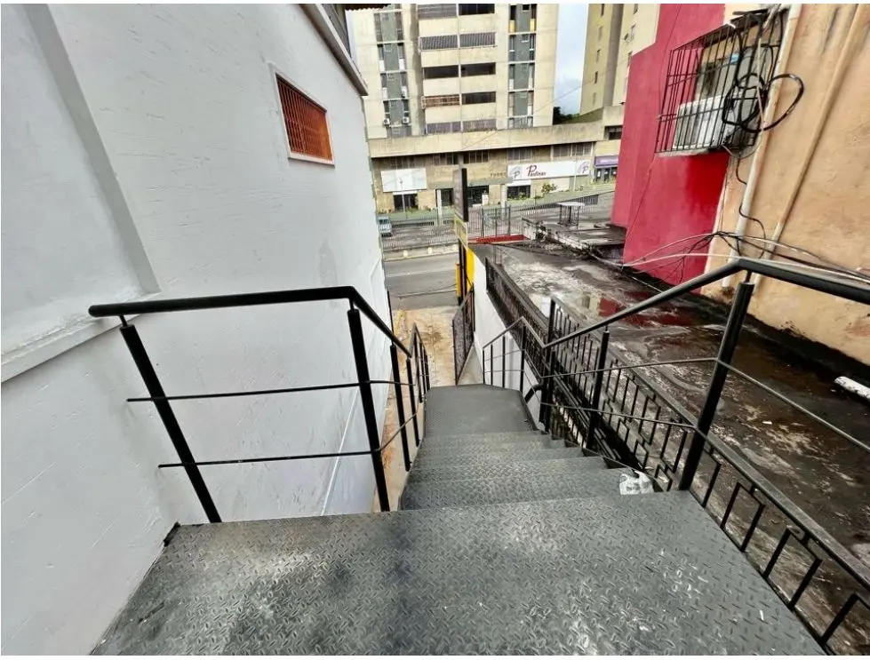 Se alquila local 207m2 2b Los Dos Caminos - 11
