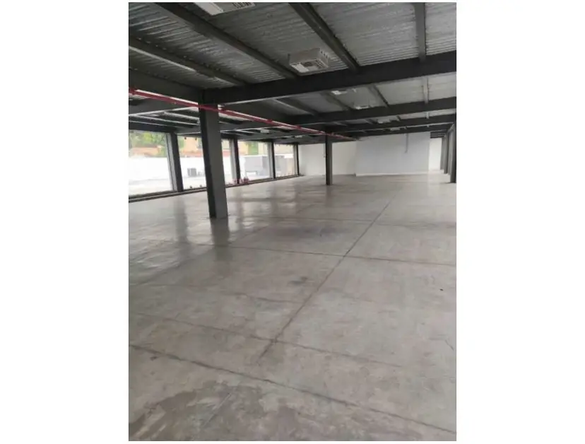 Alquilo oficina 400m2 Las Mercedes 1878
