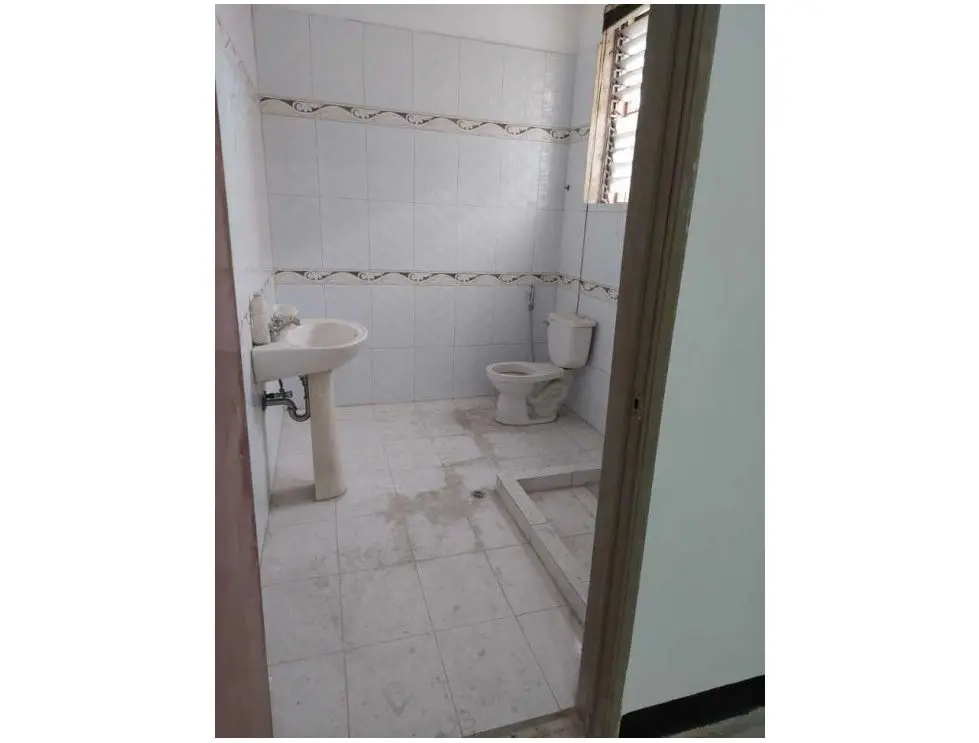 Alquilo local 100m2 Los Dos Caminos 4752 - 7
