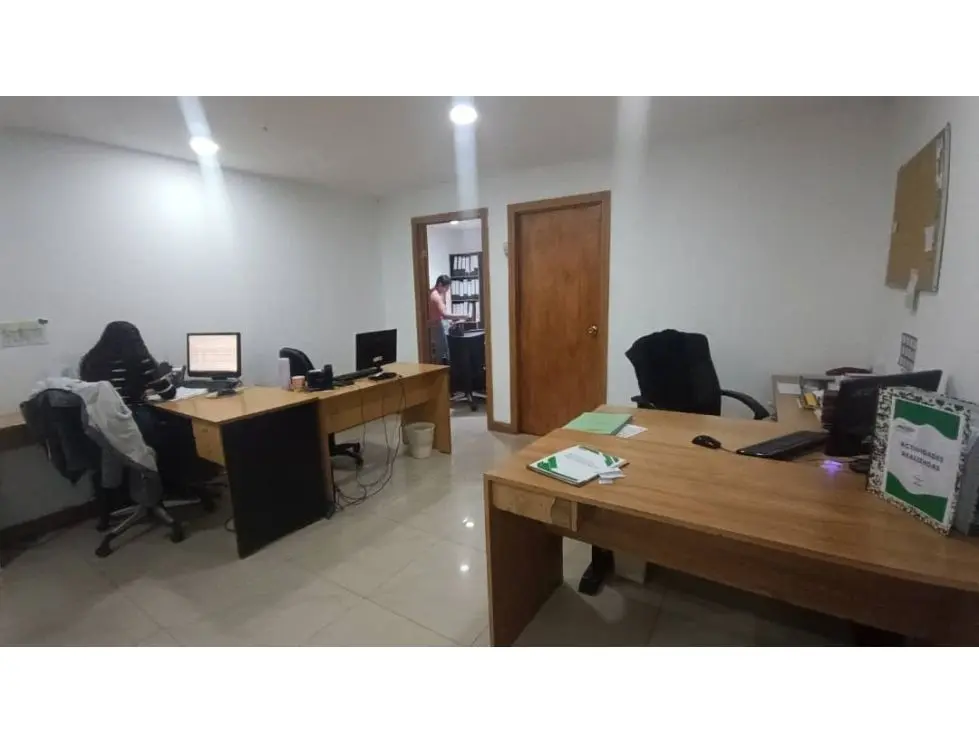 Vendo/alquilo edificio 3.200m2 Zona industrial La Trinidad 0733 - 7