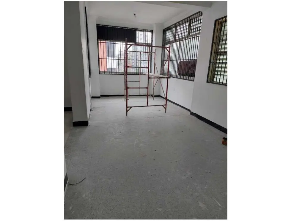 Alquilo local 100m2 Los Dos Caminos 4752 - 5