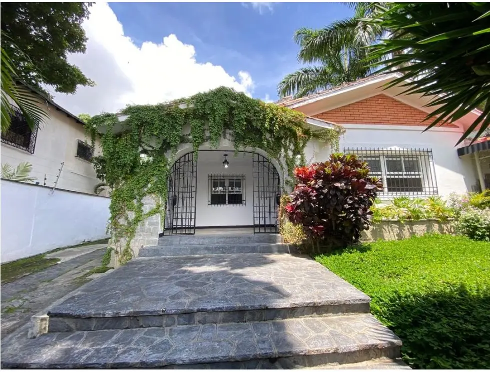 Se Alquila Planta Baja de Casa 480m² 4h+s/ 3b+s/4e en Altamira