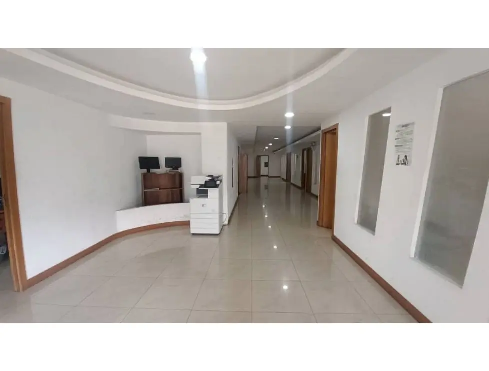 Vendo/alquilo edificio 3.200m2 Zona industrial La Trinidad 0733 - 14