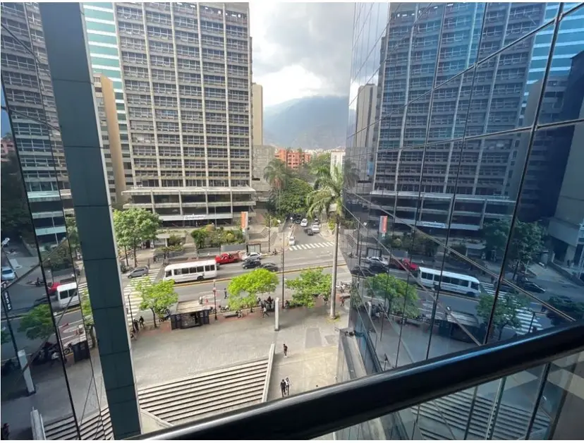 Alquilo oficina 580m2 El Rosal 6196
