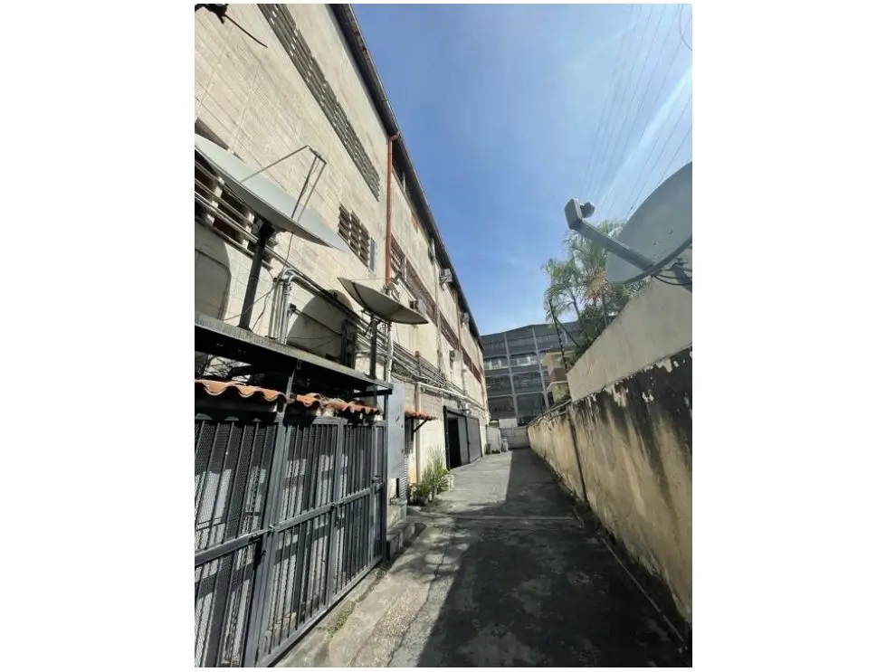 Se vende edificio industrial 2.857m2 Los Ruices 5216 - 2