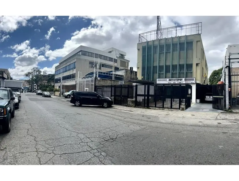 Se vende edificio industrial 654m2 La Urbina 4363
