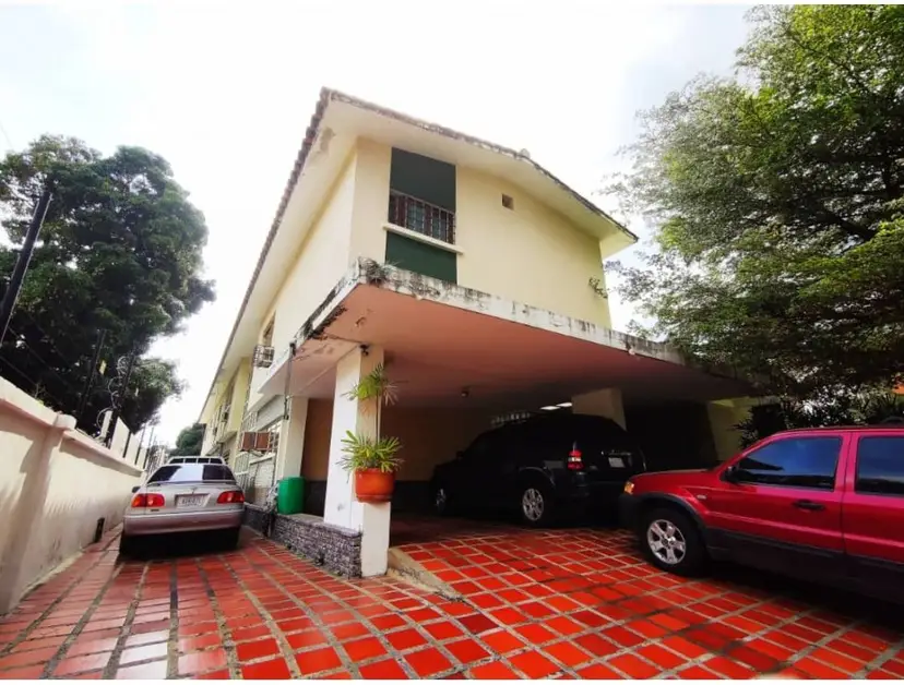 Se Alquila casa 1000m² 6h+s∕ 8b+s∕ 12p en Altamira