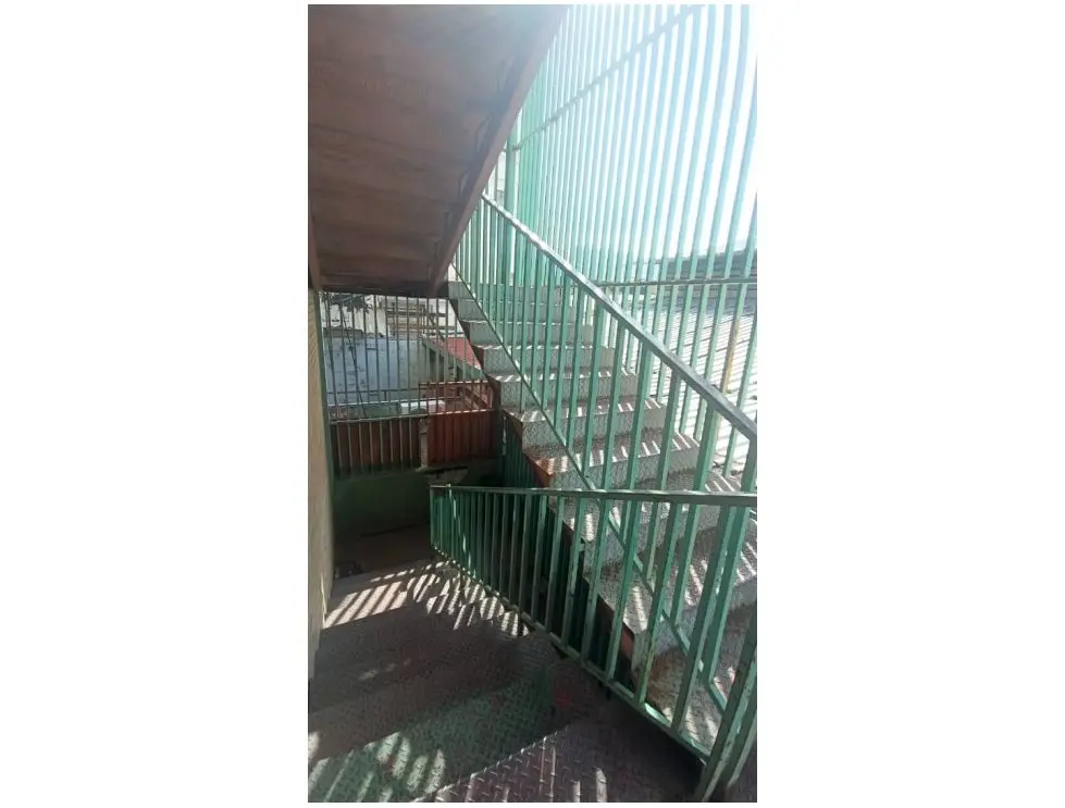 Vendo/alquilo edificio 3.200m2 Zona industrial La Trinidad 0733 - 18