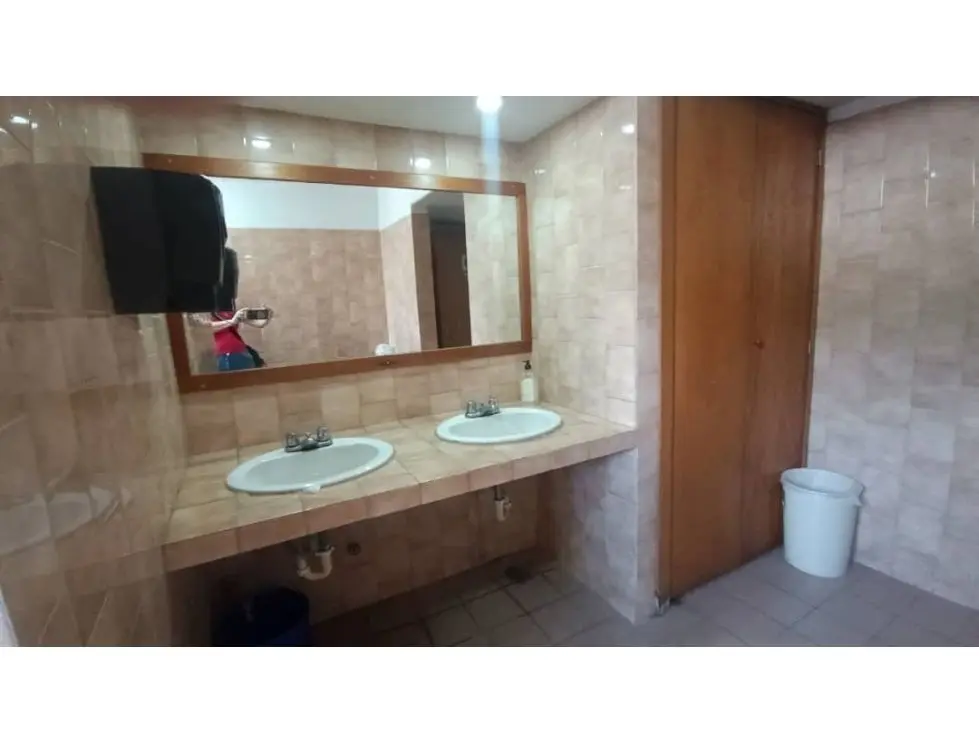 Vendo/alquilo edificio 3.200m2 Zona industrial La Trinidad 0733 - 13