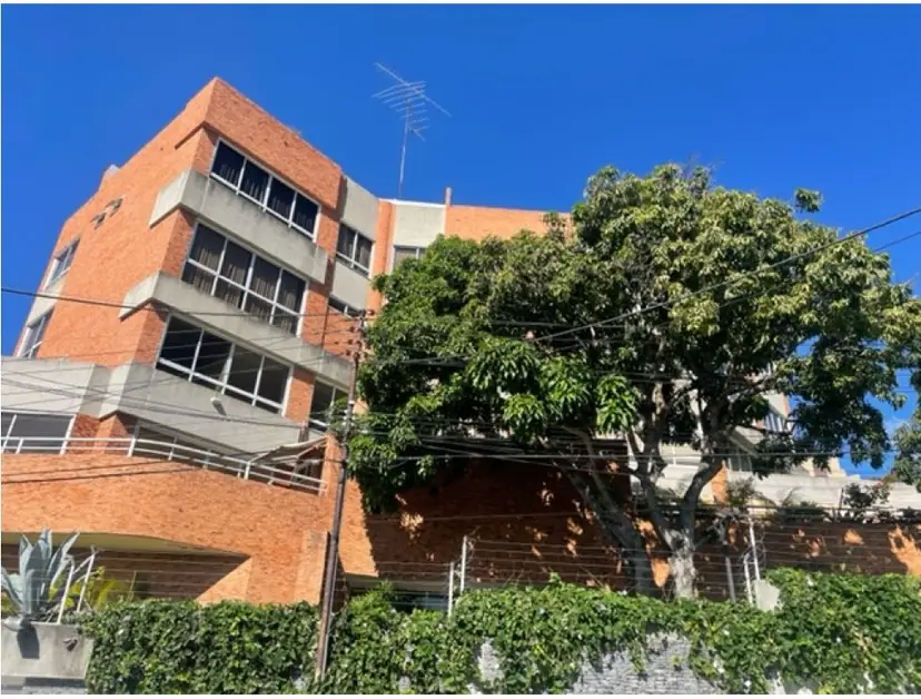 Se vende PH 300m2 Los Palos Grandes 9646