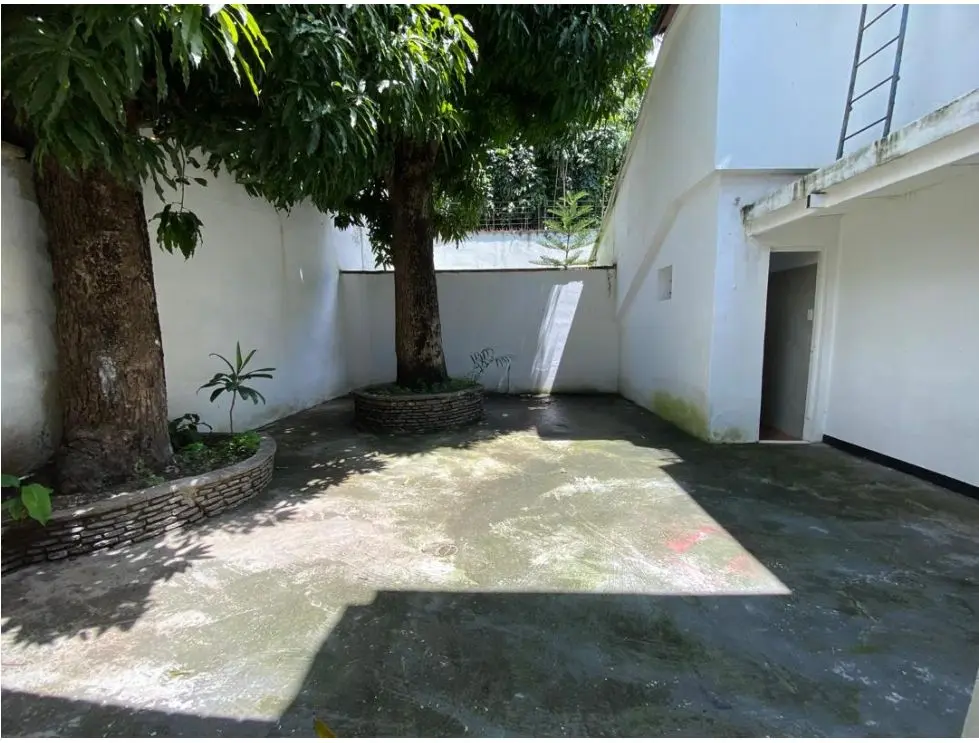 Se Alquila Planta Baja de Casa 480m² 4h+s/ 3b+s/4e en Altamira - 2