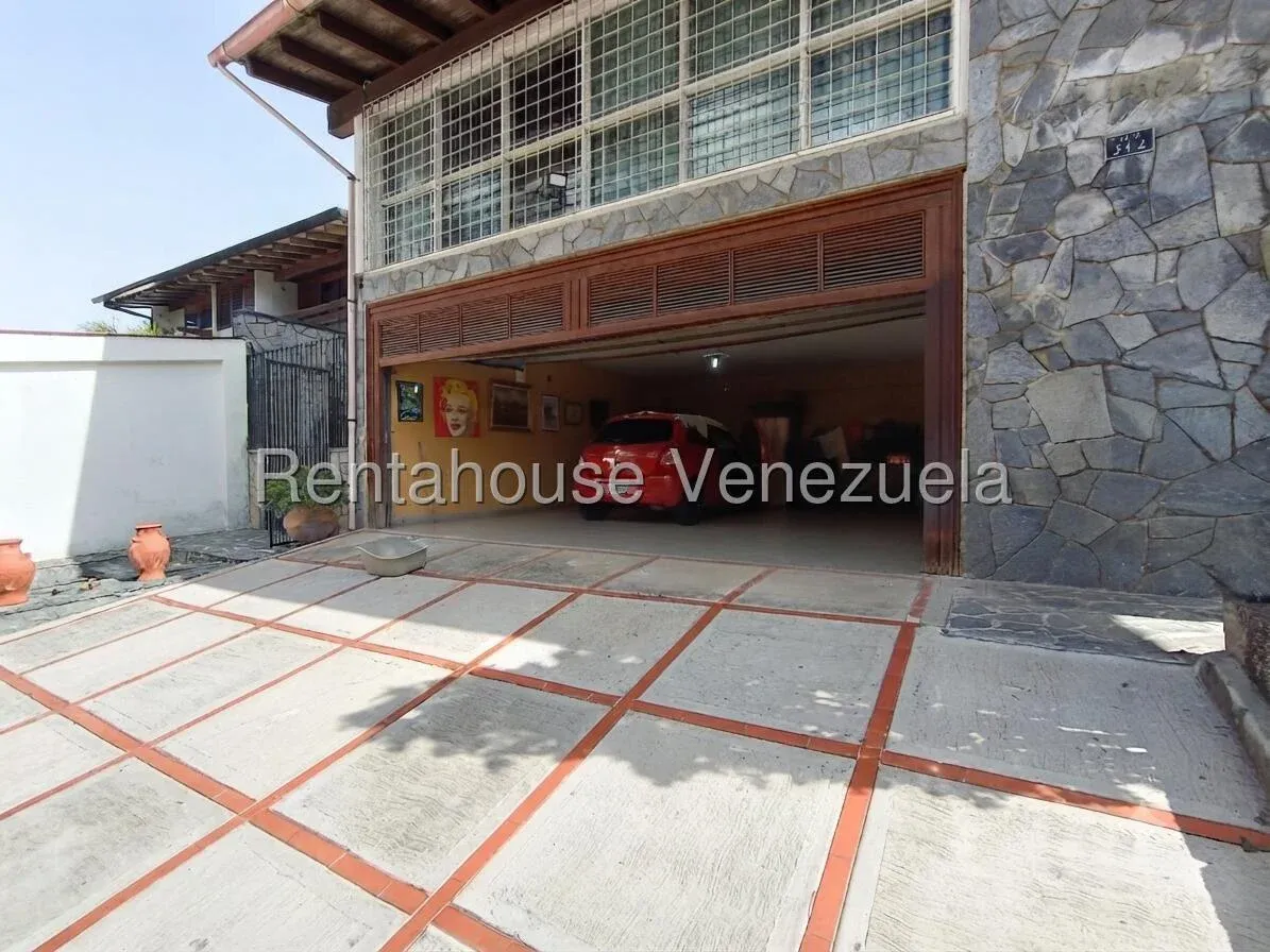 Venta de Amplia Casa de 5 Niveles en Prados del Este - 3
