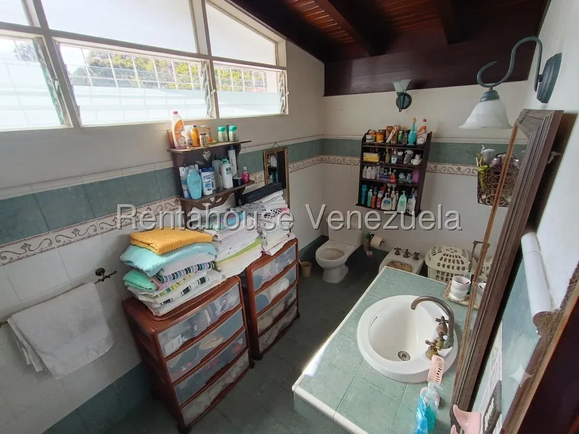 Venta de Amplia Casa de 5 Niveles en Prados del Este - 4