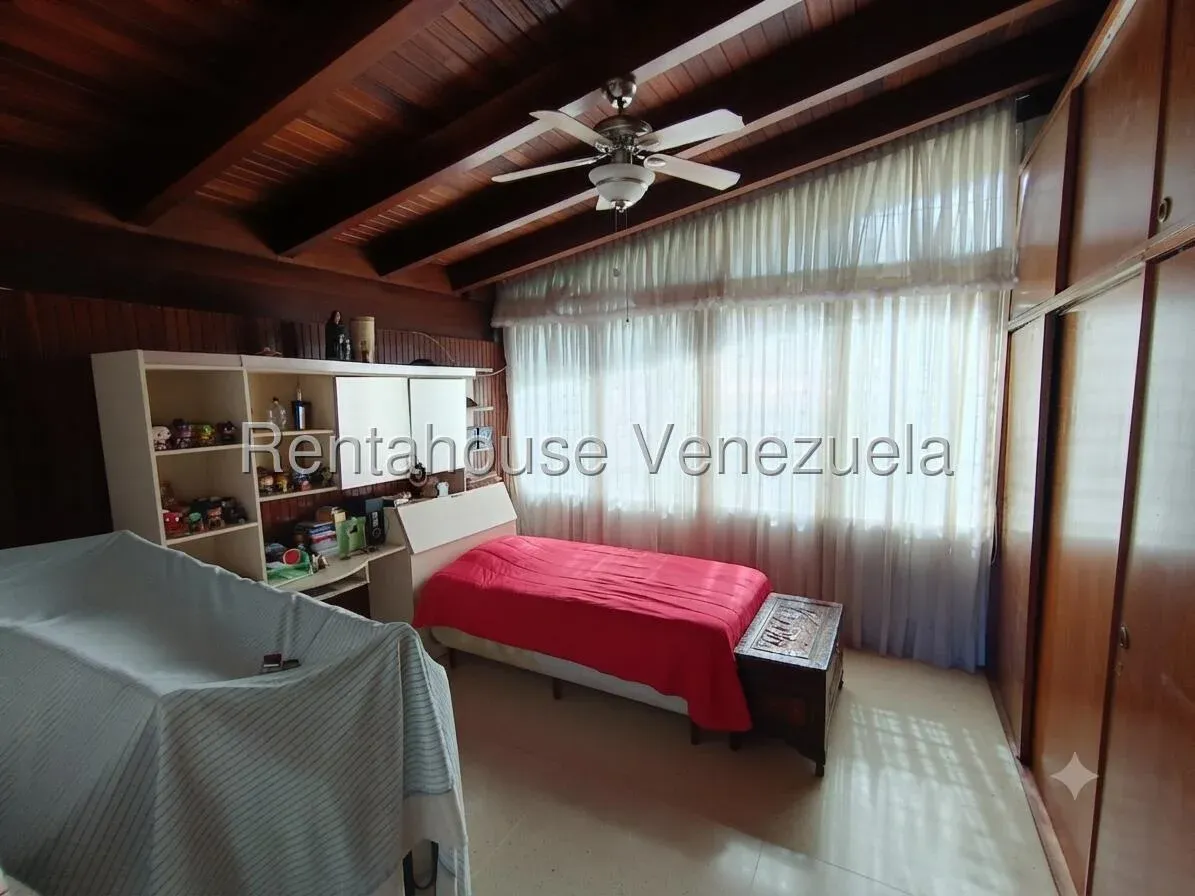 Venta de Amplia Casa de 5 Niveles en Prados del Este - 7