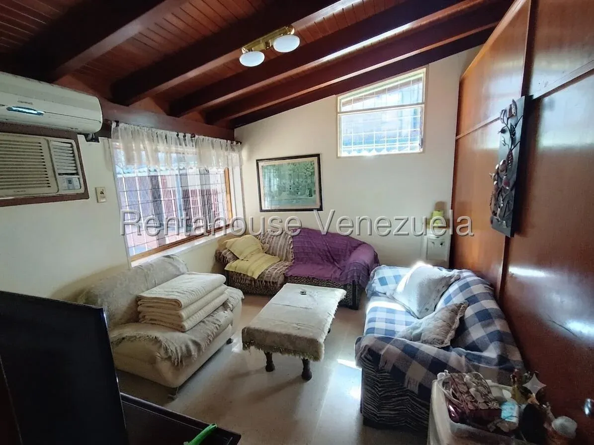 Venta de Amplia Casa de 5 Niveles en Prados del Este - 10