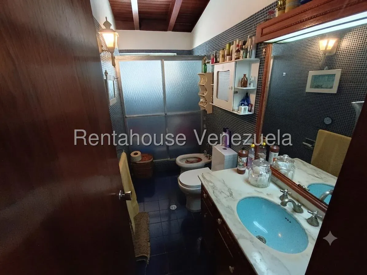 Venta de Amplia Casa de 5 Niveles en Prados del Este - 12