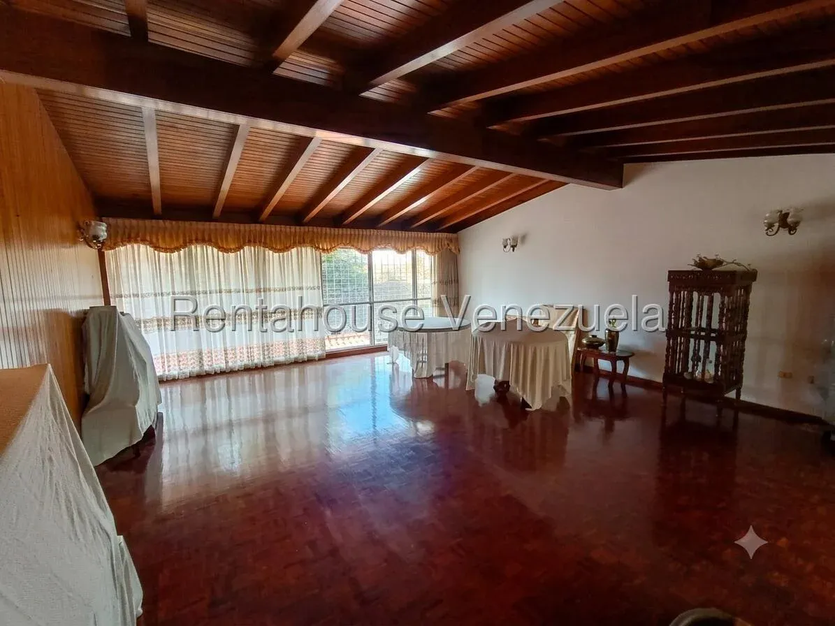 Venta de Amplia Casa de 5 Niveles en Prados del Este - 18