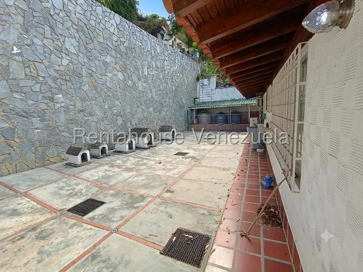Venta de Amplia Casa de 5 Niveles en Prados del Este - 22