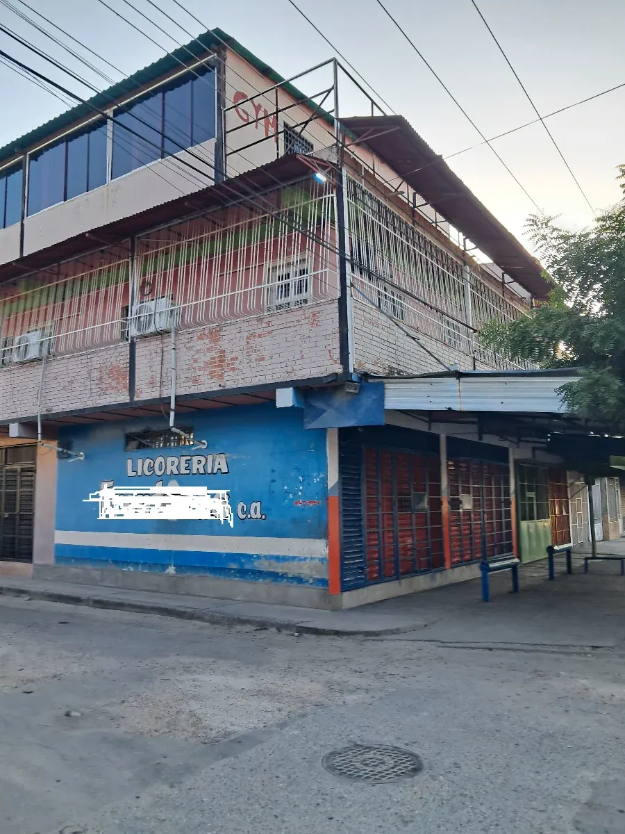 Casa comercial 3 plantas de esquina Los Guayos,  Valencia av ppal, a pie de calle, con licoreria