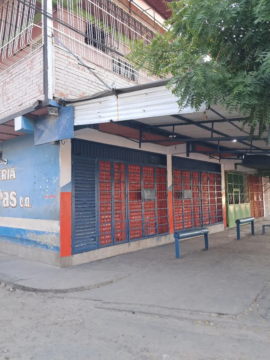 Casa comercial 3 plantas de esquina Los Guayos,  Valencia av ppal, a pie de calle, con licoreria - 2