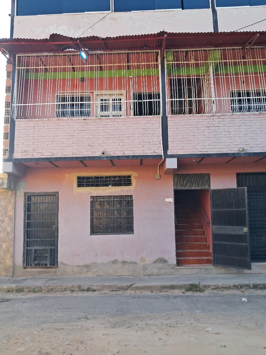 Casa comercial 3 plantas de esquina Los Guayos,  Valencia av ppal, a pie de calle, con licoreria - 3