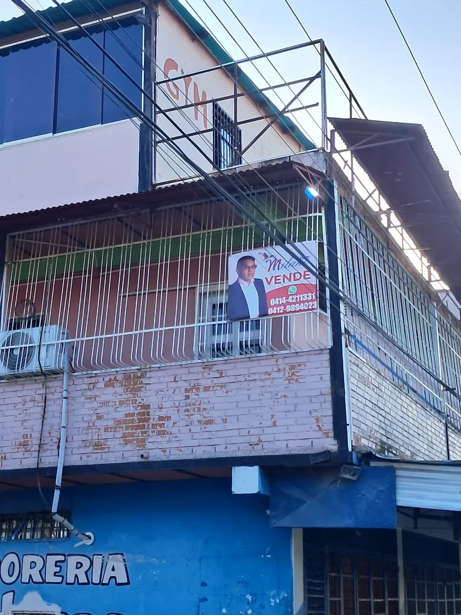 Casa comercial 3 plantas de esquina Los Guayos,  Valencia av ppal, a pie de calle, con licoreria - 5