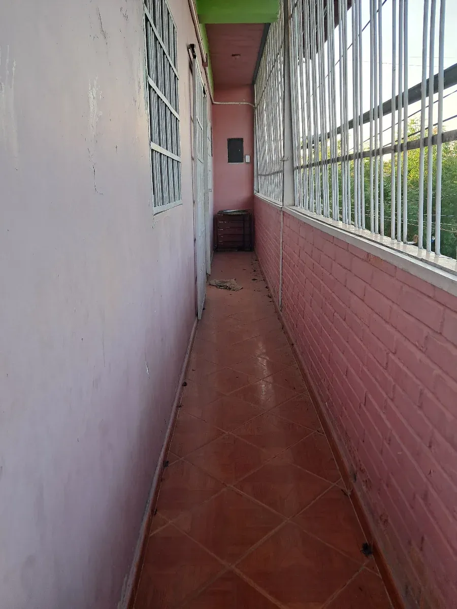 Casa comercial 3 plantas de esquina Los Guayos,  Valencia av ppal, a pie de calle, con licoreria - 6