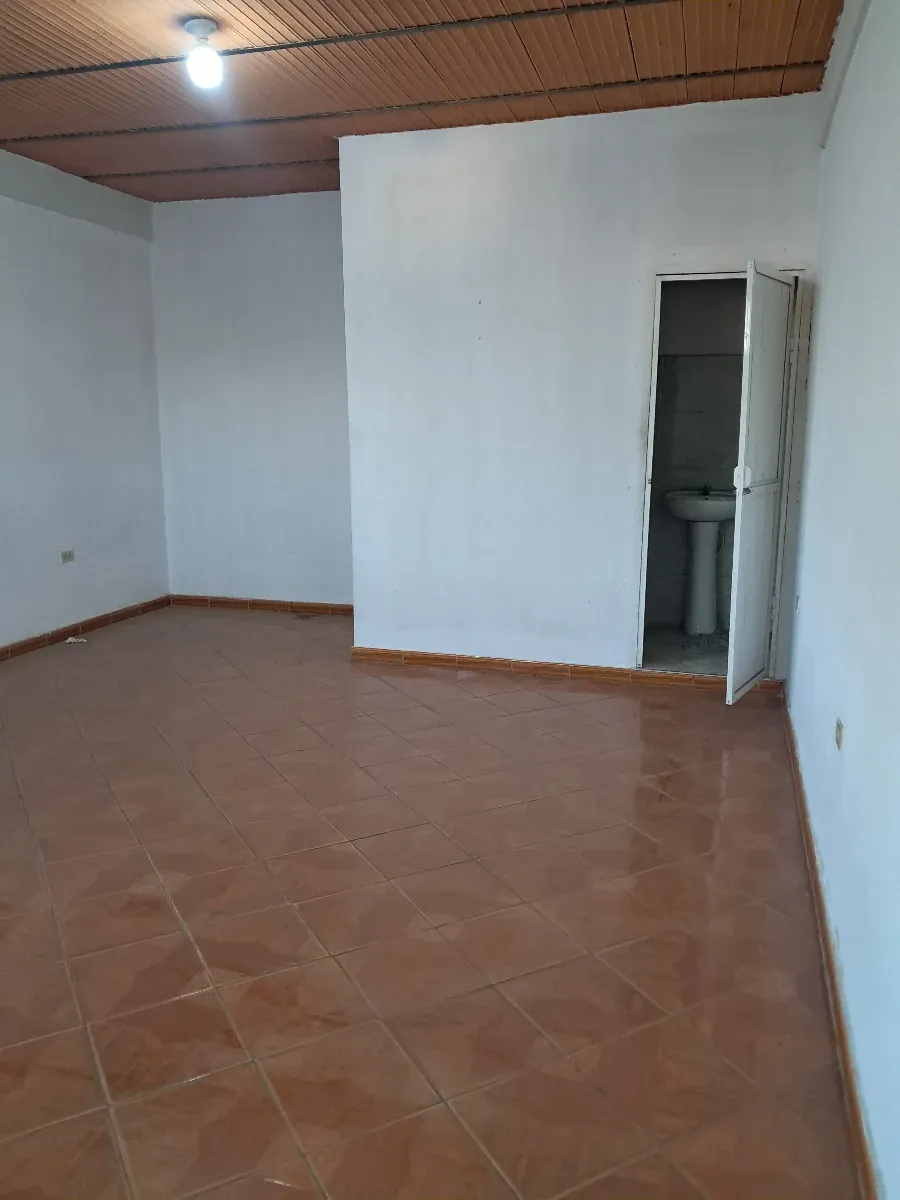Casa comercial 3 plantas de esquina Los Guayos,  Valencia av ppal, a pie de calle, con licoreria - 9