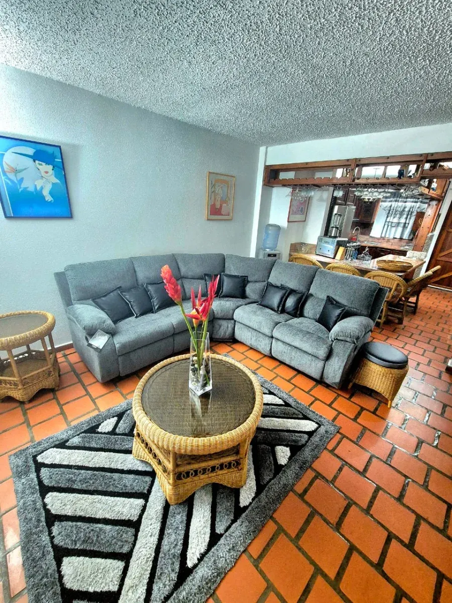 EN ALQUILER: Villa de 3 Niveles en C.R. Pueblo Viejo 🚤 - 2