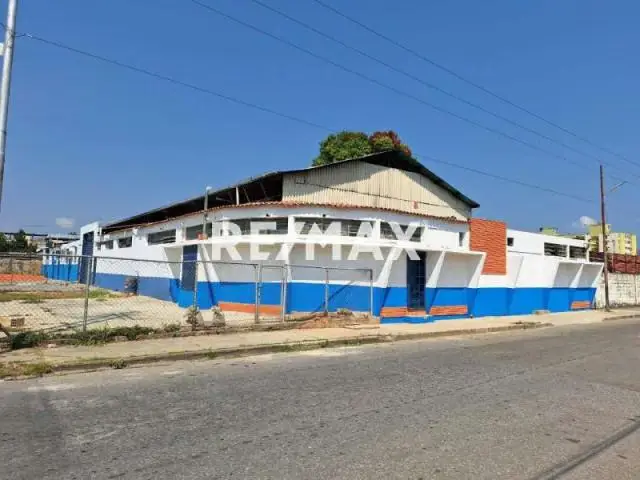 Galpon en Venta a una cuadra de la Av Las Ferias