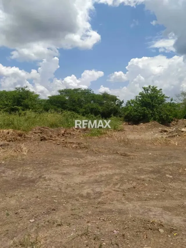 En venta amplio terreno en Troncal 9 - 4
