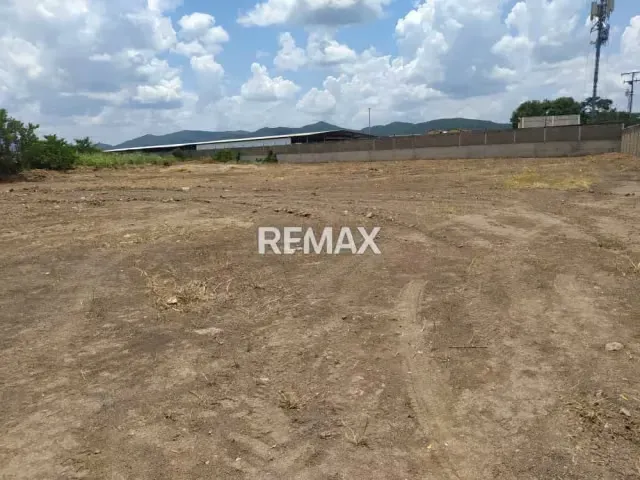En venta amplio terreno en Troncal 9 - 5