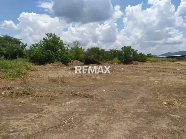 En venta amplio terreno en Troncal 9 - 6
