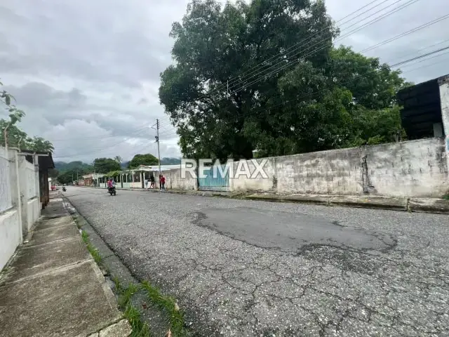Vendo terreno con alto potencial comercial a media cuadra de la plaza Bolívar de Agua Blanca