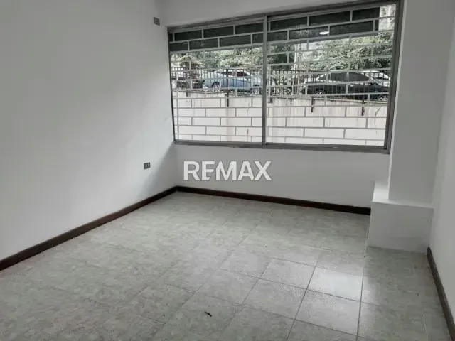Consultorio médico en torre médica San Sebastián, av ferrero Tamayo. - 4