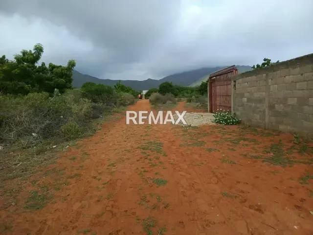 SI VAS A INVERTIR EN LA ISLA DE MARGARITA TE OFREZCO ESTE TERRENO CON CERCANIA A LA MEJOR , COMO LO ES PLAYA EL AGUA A SOLO 5 MINUTOS NO DEJES PASAR ESTA OPORTUNIDAD. - 3