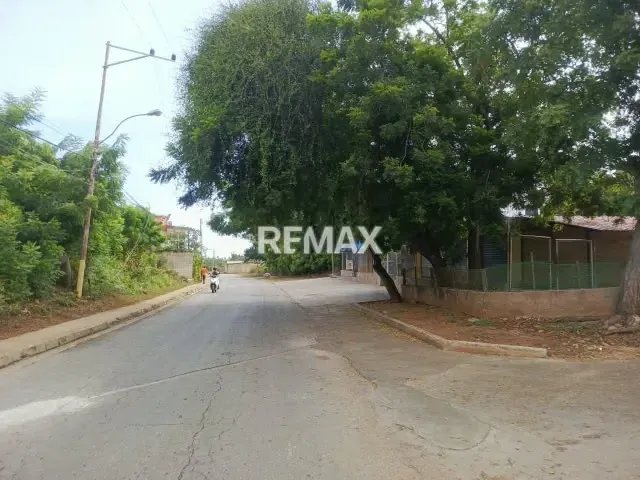 SI VAS A INVERTIR EN LA ISLA DE MARGARITA TE OFREZCO ESTE TERRENO CON CERCANIA A LA MEJOR , COMO LO ES PLAYA EL AGUA A SOLO 5 MINUTOS NO DEJES PASAR ESTA OPORTUNIDAD. - 10