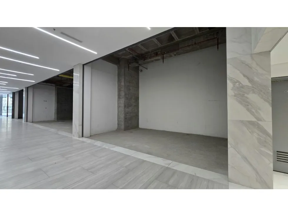 Venta de Local Comercial en el Centro Empresarial Esmeralda Bella - 3