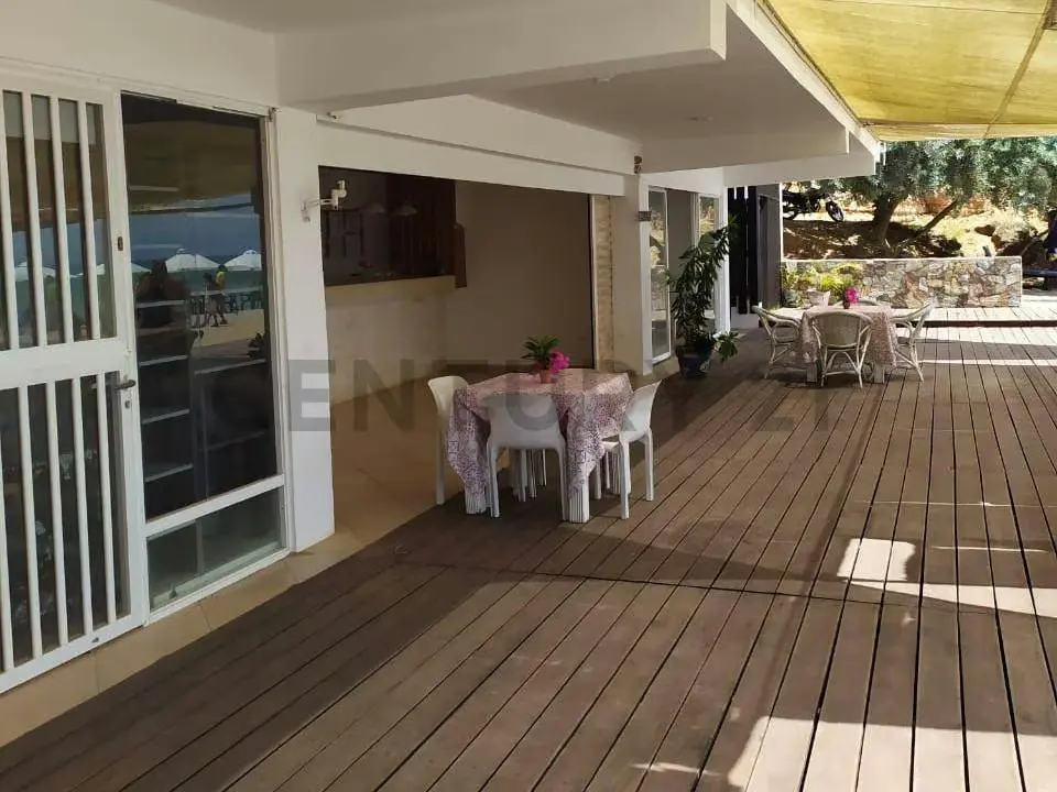 Edificio Tacamajaca Ubicado en Playa el Yaque. se venden por separado - 14