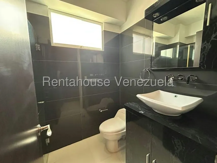 Apartamento (1 Nivel) en Alquiler en Lomas del Sol, Distrito Metropolitano - 22