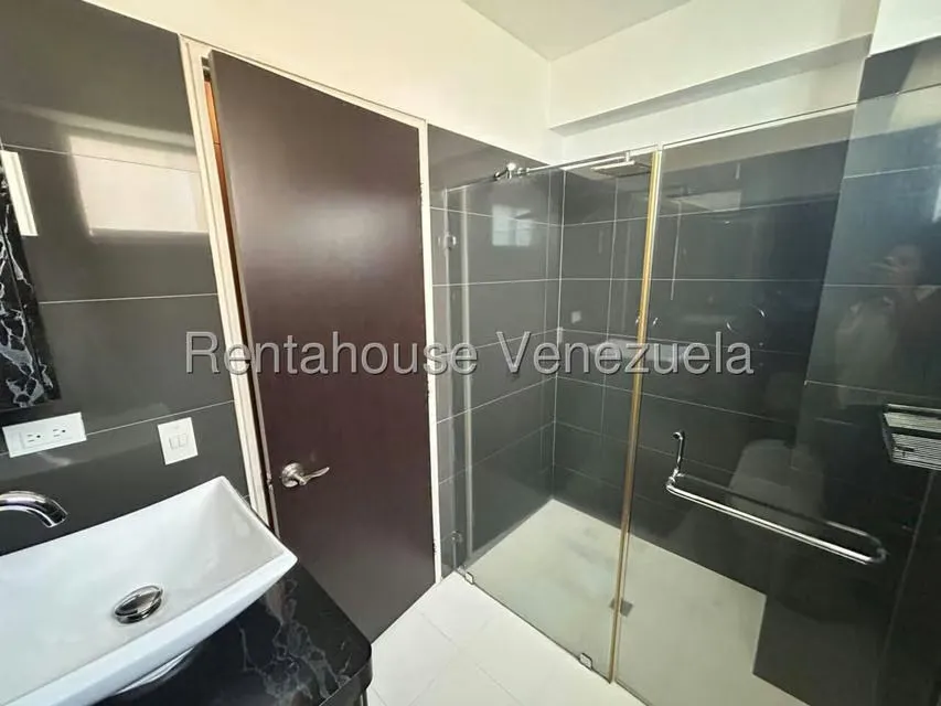 Apartamento (1 Nivel) en Alquiler en Lomas del Sol, Distrito Metropolitano - 23