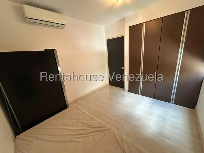 Apartamento (1 Nivel) en Alquiler en Lomas del Sol, Distrito Metropolitano - 25