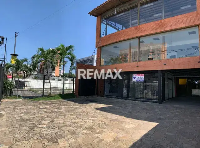 SE VENDE EDIFICIO COMERCIAL AV LARA