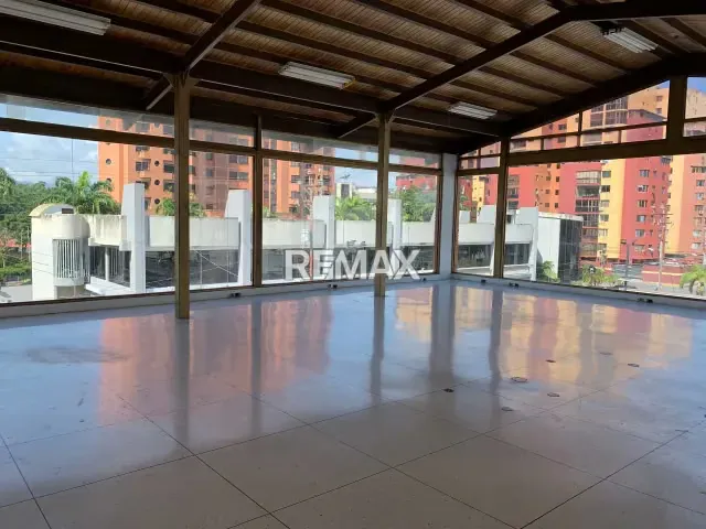 SE VENDE EDIFICIO COMERCIAL AV LARA - 12
