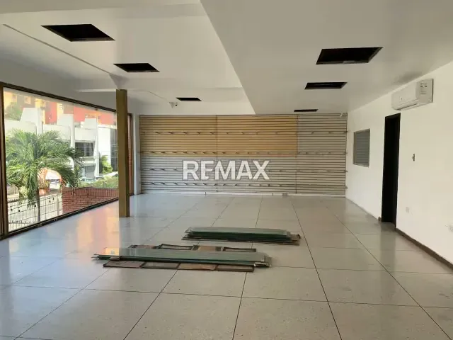 SE VENDE EDIFICIO COMERCIAL AV LARA - 13