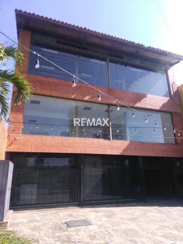 SE VENDE EDIFICIO COMERCIAL AV LARA - 18