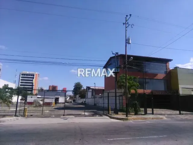 SE VENDE EDIFICIO COMERCIAL AV LARA - 19